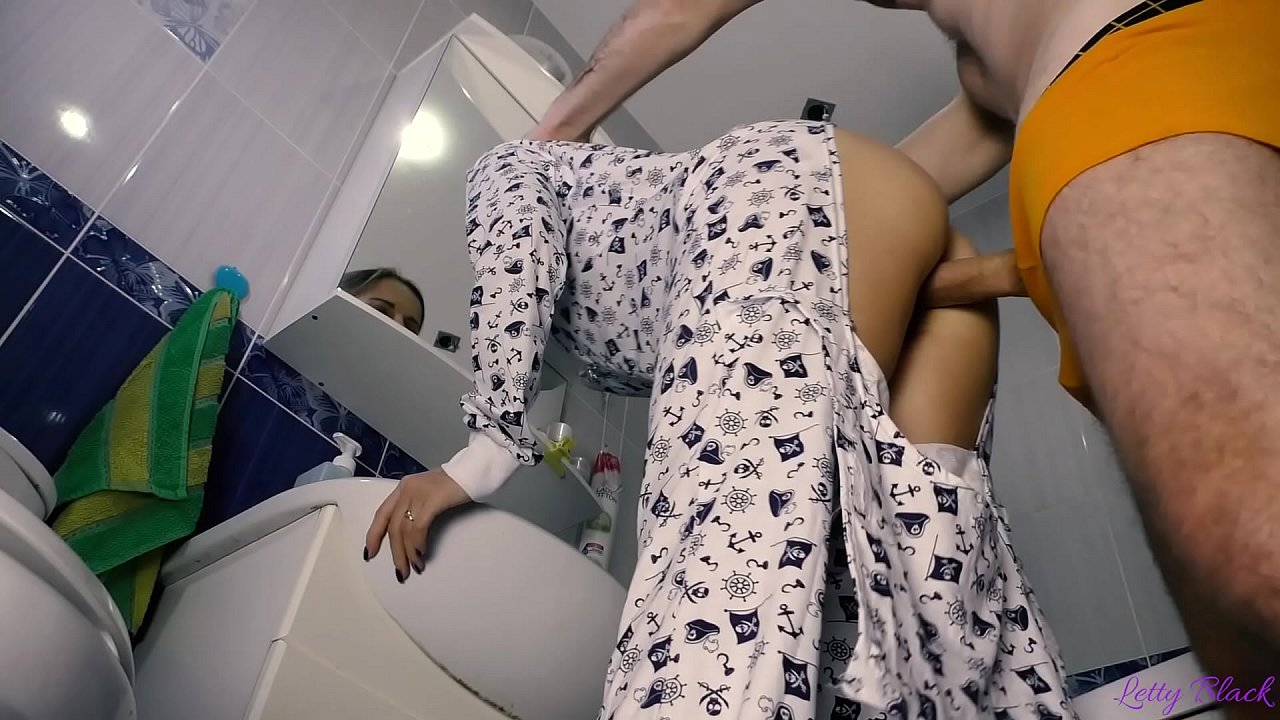 Hack nuorten kanssa pyjamassa päättyy suullinen sperma perseeseen - letty musta