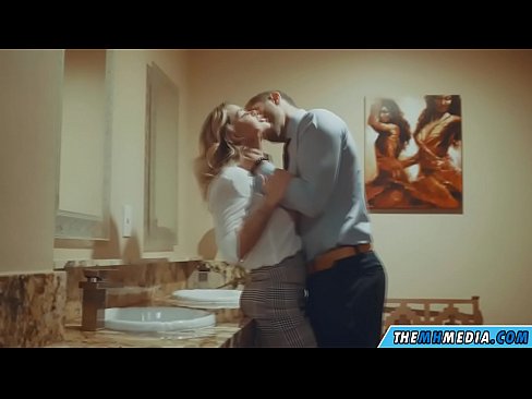 ❤️ Kun povekas blondi viettelee sinut julkisessa vessassa ️❌ Anaalivideo at us ❤